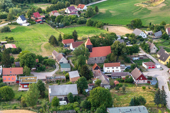 Vue aérienne de Église protestante à le quartier Melzow in Oberuckersee dans le département Brandebourg, Allemagne