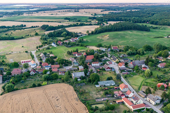 Vue aérienne de Vue du village depuis le sud avec l'église protestante à le quartier Melzow in Oberuckersee dans le département Brandebourg, Allemagne
