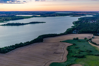 Vue aérienne de Camping au bord du Oberuckersee depuis le sud à le quartier Warnitz in Oberuckersee dans le département Brandebourg, Allemagne