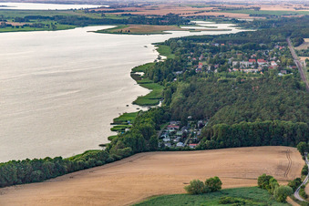 Vue aérienne de Camping au bord du Oberuckersee depuis le sud à le quartier Warnitz in Oberuckersee dans le département Brandebourg, Allemagne