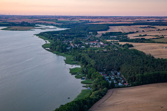 Photographie aérienne de Camping au bord du Oberuckersee depuis le sud à le quartier Warnitz in Oberuckersee dans le département Brandebourg, Allemagne