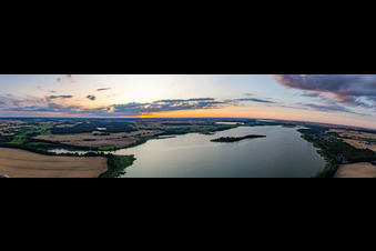 Vue aérienne de Panorama du lac Oberuckersee au coucher du soleil depuis le sud à le quartier Warnitz in Flieth-Stegelitz dans le département Brandebourg, Allemagne