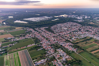 Vue aérienne de Du nord-ouest à Lingenfeld dans le département Rhénanie-Palatinat, Allemagne