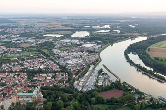 Vue aérienne de Rive du Rhin à Speyer dans le département Rhénanie-Palatinat, Allemagne