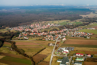 Vue aérienne de Scheibenhardt du sud-ouest à Scheibenhard dans le département Bas Rhin, France