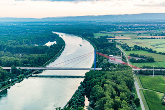 Vue aérienne de Pont de l'autoroute A61 sur le Rhin à Hockenheim dans le département Bade-Wurtemberg, Allemagne