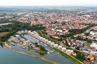 Vue aérienne de Ensemble résidentiel sur la Hafenstraße en face du port de plaisance avec amarrages pour bateaux de plaisance et postes d'amarrage sur les rives du vieux port sur le Rhin à Speyer dans le département Rhénanie-Palatinat, Allemagne