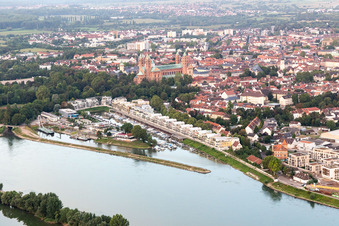 Photographie aérienne de Ensemble résidentiel sur la Hafenstraße en face du port de plaisance avec amarrages pour bateaux de plaisance et postes d'amarrage sur les rives du vieux port sur le Rhin à Speyer dans le département Rhénanie-Palatinat, Allemagne