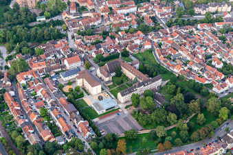 Vue aérienne de Ensemble architectural du monastère et de l'église du monastère Sainte-Madeleine à Speyer dans le département Rhénanie-Palatinat, Allemagne