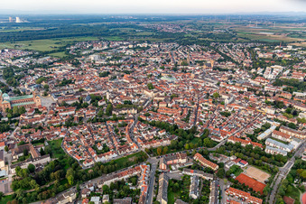 Vue aérienne de Vue d'ensemble de la ville depuis le nord à Speyer dans le département Rhénanie-Palatinat, Allemagne