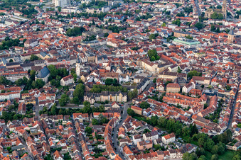 Vue aérienne de Pfaugasse, clocher de l'ancienne église Saint-Georges et de l'église de la Trinité à Speyer dans le département Rhénanie-Palatinat, Allemagne