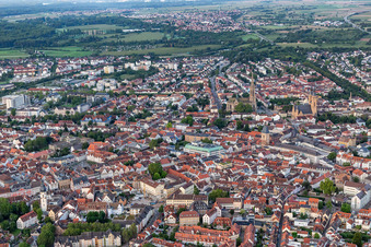 Vue aérienne de Vue d'ensemble de la ville de part et d'autre de la voie ferrée depuis le nord à Speyer dans le département Rhénanie-Palatinat, Allemagne