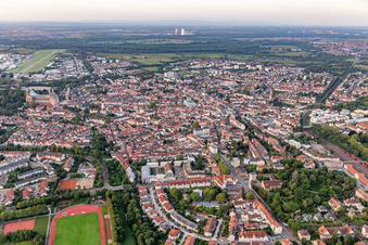 Vue aérienne de Cimetière capitulaire de la cathédrale. Armbruststraße et Martinskirchweg à Speyer dans le département Rhénanie-Palatinat, Allemagne