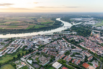 Vue aérienne de De la rive du Rhin au pont du Rhin à Speyer dans le département Rhénanie-Palatinat, Allemagne