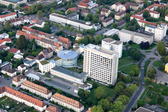 Vue aérienne de Bâtiment de bureaux et d'administration de la compagnie d'assurance Deutsche Rentenversicherung Rheinland-Pfalz à Speyer dans le département Rhénanie-Palatinat, Allemagne