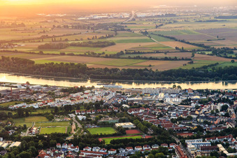 Vue aérienne de Rive du Rhin vue de l'ouest à Speyer dans le département Rhénanie-Palatinat, Allemagne