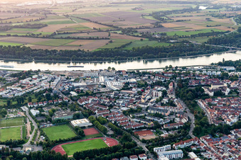 Vue aérienne de Rive du Rhin à Speyer dans le département Rhénanie-Palatinat, Allemagne