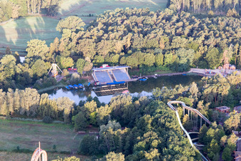 Parc de vacances à Haßloch dans le département Rhénanie-Palatinat, Allemagne du point de vue du drone