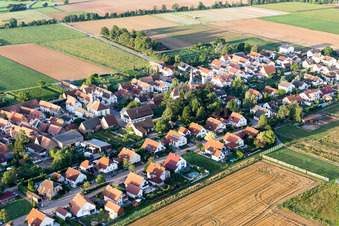 Vue aérienne de Vue de la ville depuis le nord-est à Böbingen dans le département Rhénanie-Palatinat, Allemagne