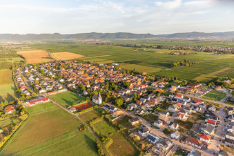 Vue aérienne de Église du château et terrain de football du SV Böbingen 1958, vus de l'est à Altdorf dans le département Rhénanie-Palatinat, Allemagne