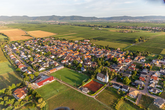 Vue aérienne de Église du château et terrain de football du SV Böbingen 1958, vus de l'est à Altdorf dans le département Rhénanie-Palatinat, Allemagne