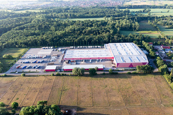 Vue aérienne de Entrepôts et bâtiments d'expédition du centre logistique de Hornbach Essingen dans la zone industrielle Essingen à le quartier Dreihof in Essingen dans le département Rhénanie-Palatinat, Allemagne