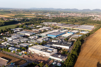 Vue aérienne de Zone industrielle et commerciale de Landau Est avec usine de pneus Michelin et APL Automobil-Prüftechnik Landau GmbH à Landau in der Pfalz dans le département Rhénanie-Palatinat, Allemagne