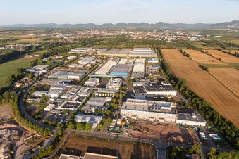 Photographie aérienne de Zone industrielle et commerciale de Landau Est avec usine de pneus Michelin et APL Automobil-Prüftechnik Landau GmbH à Landau in der Pfalz dans le département Rhénanie-Palatinat, Allemagne
