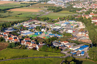 Vue aérienne de Zone industrielle et implantation d'entreprise avec la branche locale de l'Agence de secours technique Brechtel Services GmbH et Süd-Müll GmbH & Co. KG pour le transport des déchets et l'élimination des déchets dangereux dans le district de Queichheim à Landau in der Pfalz dans le département Rhénanie-Palatinat, Allemagne