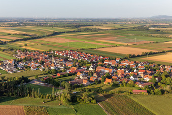 Vue aérienne de Vue de la ville avec le terrain en herbe du SV 1964 eV depuis le nord-est. à le quartier Mörlheim in Landau in der Pfalz dans le département Rhénanie-Palatinat, Allemagne