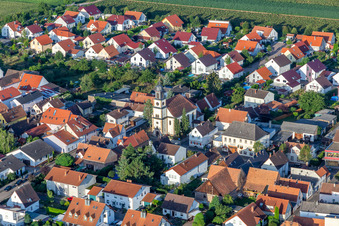 Vue aérienne de Église Saint-Martin à le quartier Mörlheim in Landau in der Pfalz dans le département Rhénanie-Palatinat, Allemagne