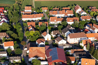 Vue aérienne de Église protestante à le quartier Mörlheim in Landau in der Pfalz dans le département Rhénanie-Palatinat, Allemagne