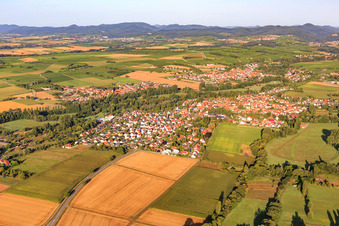 Vue aérienne de Du nord-est à le quartier Billigheim in Billigheim-Ingenheim dans le département Rhénanie-Palatinat, Allemagne