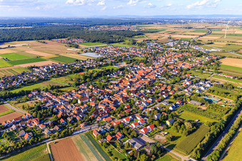 Vue aérienne de Vue de la ville depuis le sud-ouest de ce côté de la B9 à Schwegenheim dans le département Rhénanie-Palatinat, Allemagne
