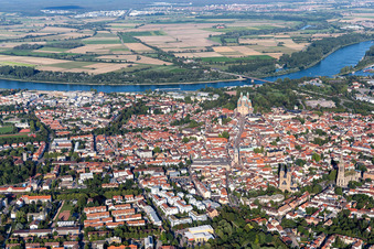 Vue aérienne de Promenade et rue commerçante Maximilianstraße de la cathédrale à l'Altpörtel à Speyer dans le département Rhénanie-Palatinat, Allemagne