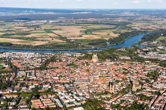 Vue aérienne de Promenade et rue commerçante Maximilianstraße de la cathédrale à l'Altpörtel à Speyer dans le département Rhénanie-Palatinat, Allemagne