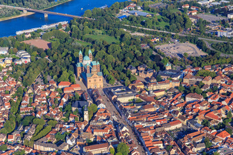 Vue aérienne de Maximilianstraße de l'ouest à la cathédrale de Spire à Speyer dans le département Rhénanie-Palatinat, Allemagne
