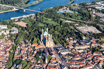 Vue aérienne de Cathédrale romane au bord du Rhin à Speyer dans le département Rhénanie-Palatinat, Allemagne