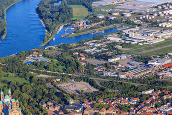 Vue aérienne de Parking Dom à Speyer sur la B39 à Speyer dans le département Rhénanie-Palatinat, Allemagne