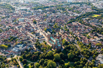 Vue aérienne de Cathédrale romane au bord du Rhin à Speyer dans le département Rhénanie-Palatinat, Allemagne