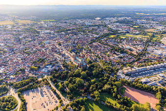 Vue aérienne de Parking du parc des expositions. Jardins de la cathédrale et marina Speyer à Speyer dans le département Rhénanie-Palatinat, Allemagne