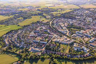 Vue aérienne de À Vogelsang, dans l'église du monastère carmélite de Marie Mère de l'Église à Speyer dans le département Rhénanie-Palatinat, Allemagne