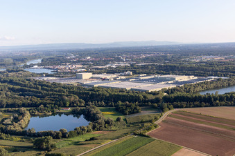 Vue aérienne de Camion du centre logistique mondial de Daimler à Germersheim dans le département Rhénanie-Palatinat, Allemagne