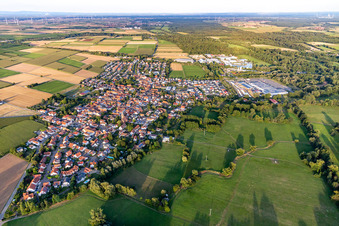 Champs agricoles et terres agricoles à Rohrbach dans le département Rhénanie-Palatinat, Allemagne hors des airs