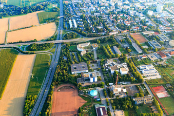 Vue aérienne de Otto-Mayer-Straße avec la maison d'hôtes Otto Mayer, l'Institut d'État d'éducation de Rhénanie-Palatinat, le Centre de la bibliothèque d'État de Rhénanie-Palatinat / Bibliothèque d'État du Palatinat et le Circus Bellissima à Speyer dans le département Rhénanie-Palatinat, Allemagne