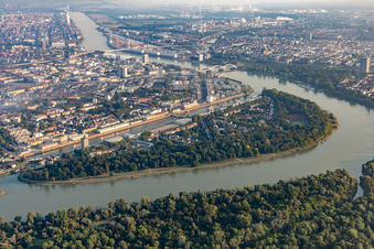 Vue aérienne de Parc de l'île du Parc municipal sur le Rhin à le quartier Süd in Ludwigshafen am Rhein dans le département Rhénanie-Palatinat, Allemagne