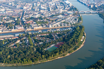 Vue aérienne de Parc de l'île du Parc municipal sur le Rhin à le quartier Süd in Ludwigshafen am Rhein dans le département Rhénanie-Palatinat, Allemagne