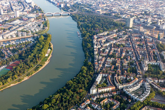 Vue aérienne de Promenade sur le Rhin Stephanienufer, Schnickenloch jusqu'au pont Konrad-Adenauer à le quartier Lindenhof in Mannheim dans le département Bade-Wurtemberg, Allemagne