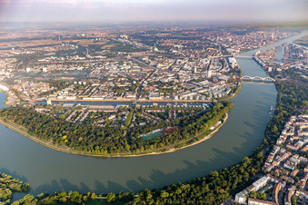 Vue aérienne de Parkinsel Stadtpark am Rhein avec tentes du Festival du film allemand de Ludwigshafen à le quartier Süd in Ludwigshafen am Rhein dans le département Rhénanie-Palatinat, Allemagne