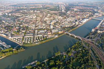 Vue aérienne de Vivre au bord de la rivière, Rheinschanzenpromenade à le quartier Süd in Ludwigshafen am Rhein dans le département Rhénanie-Palatinat, Allemagne